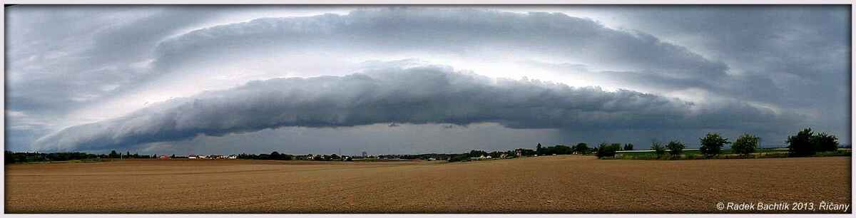 Shelf cloud na čele studené fronty v Říčanech u Prahy