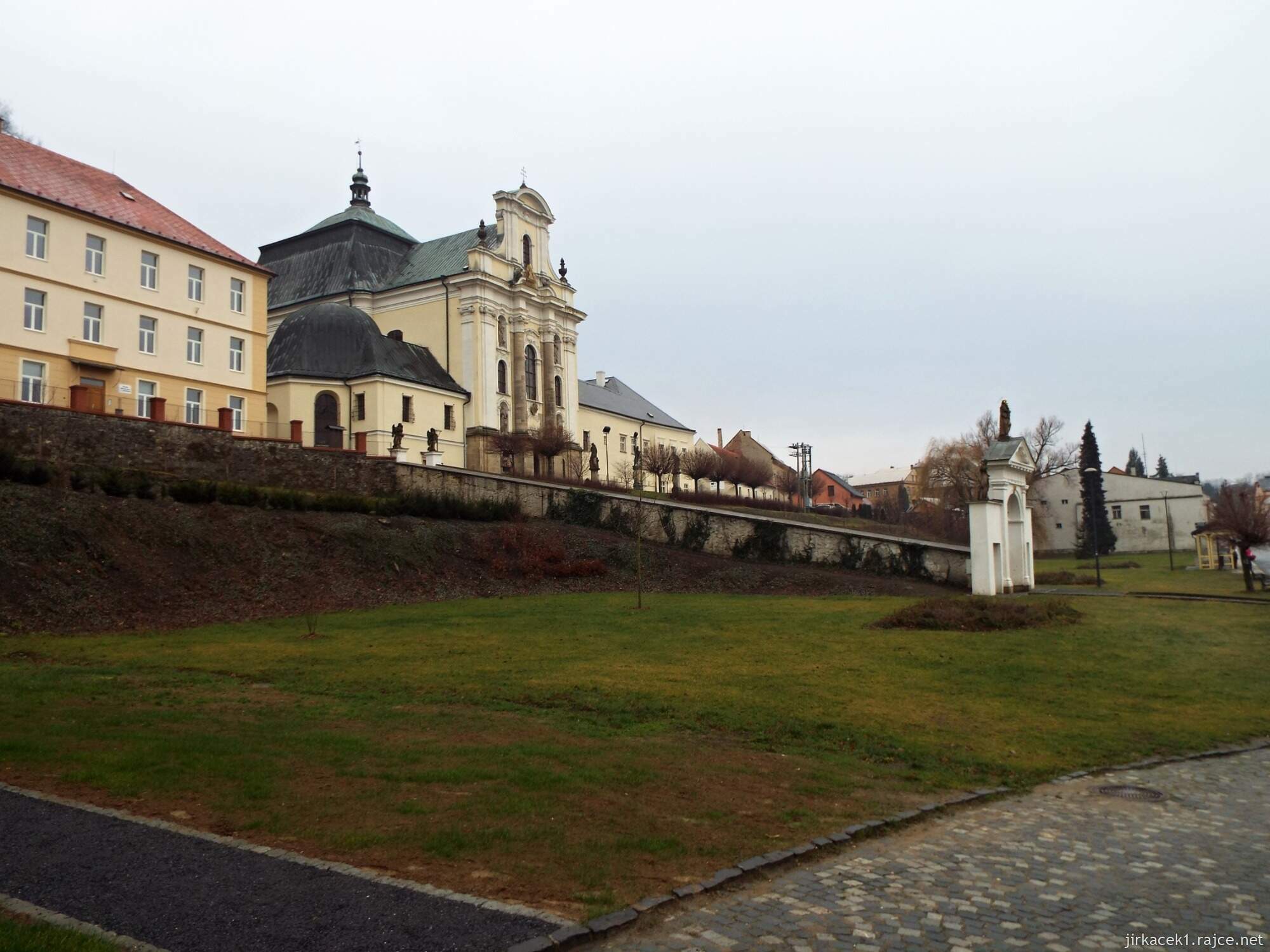 I - Fulnek - kostel Nejsvětější Trojice 04 - pohled z rohu náměstí