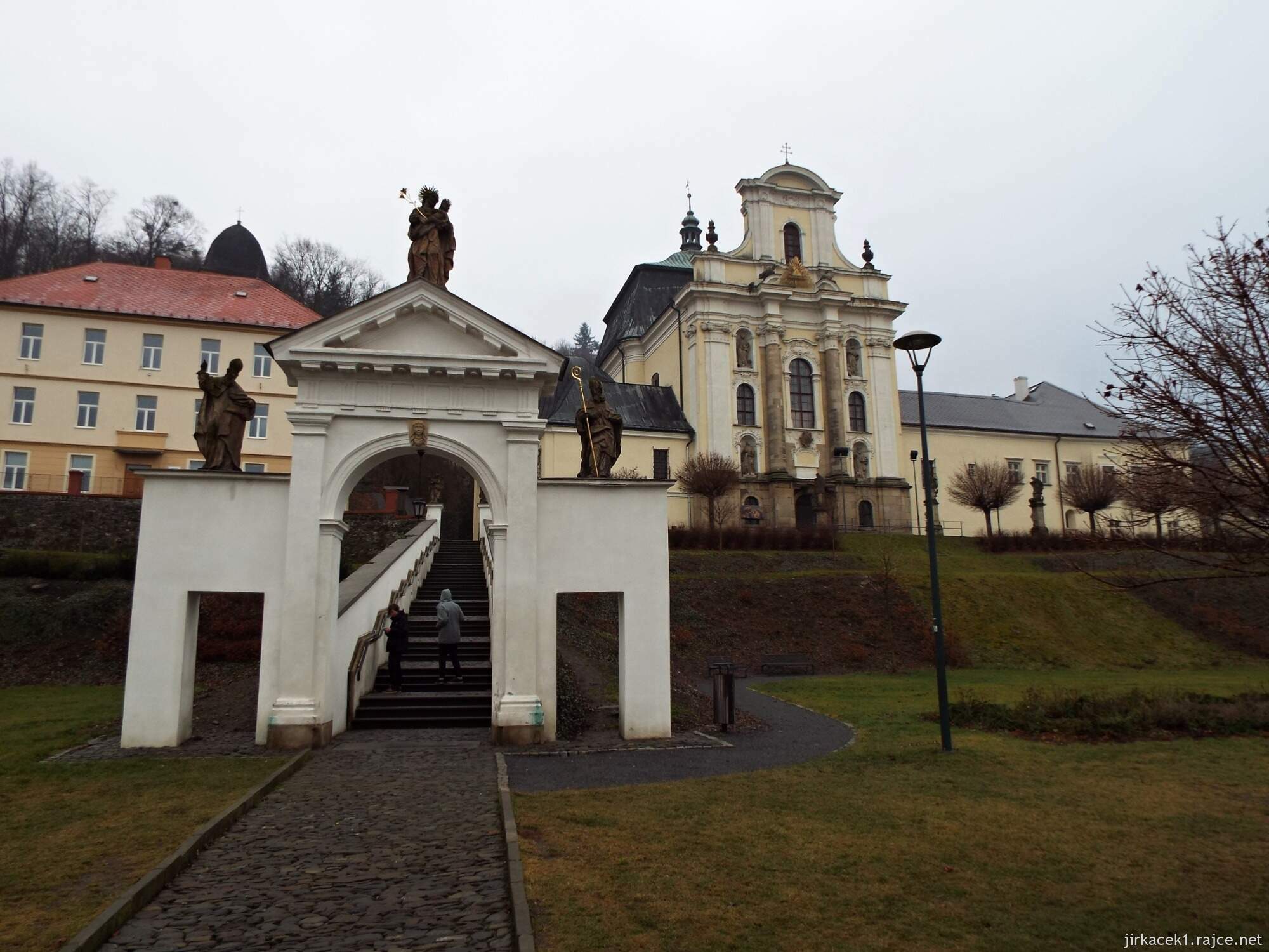 I - Fulnek - kostel Nejsvětější Trojice 05 a schodiště se sochařskou výzdobou