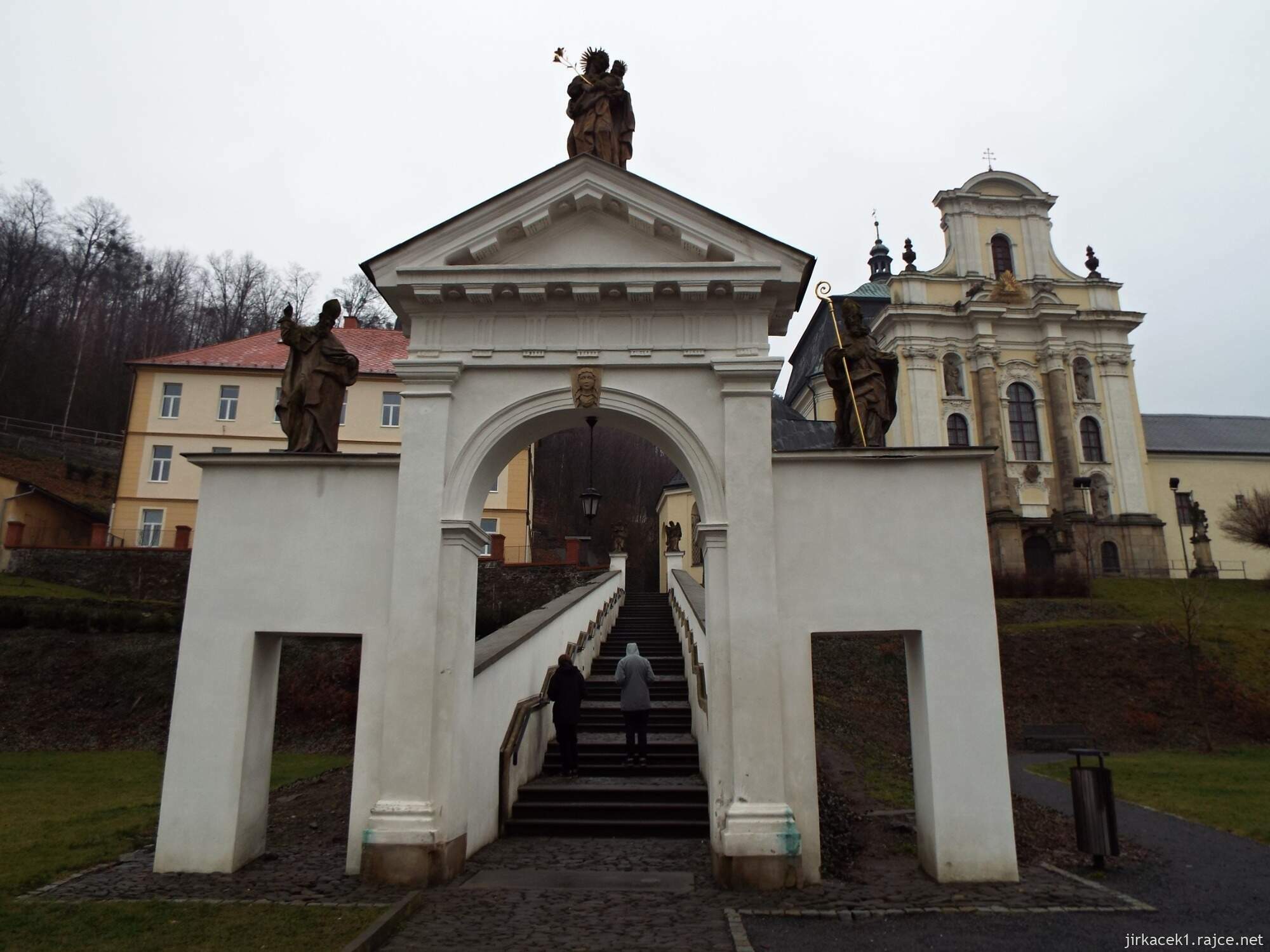 I - Fulnek - kostel Nejsvětější Trojice 06 a schodiště se sochařskou výzdobou
