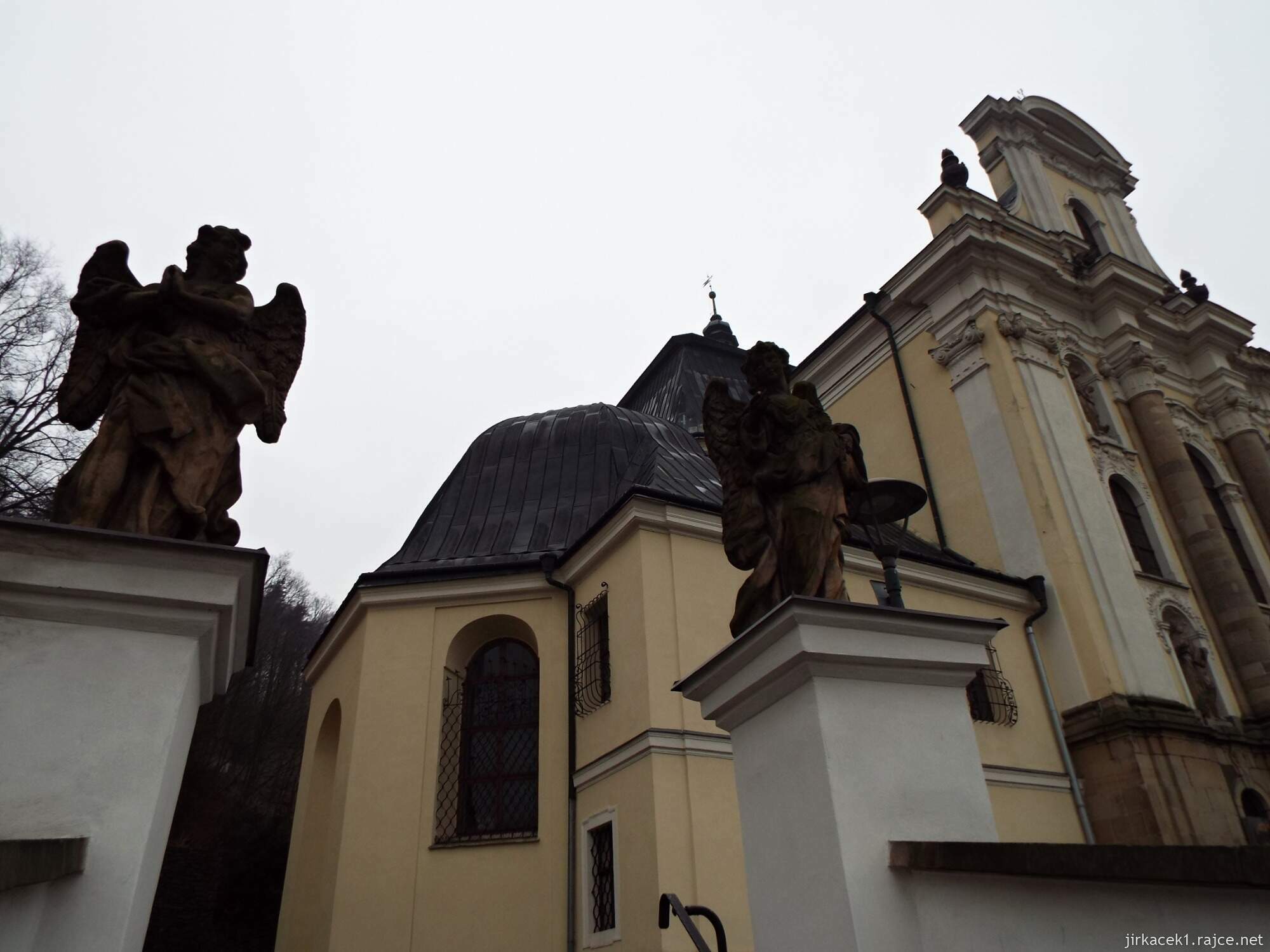 I - Fulnek - kostel Nejsvětější Trojice 11 - dvojice andělů v závěru schodiště