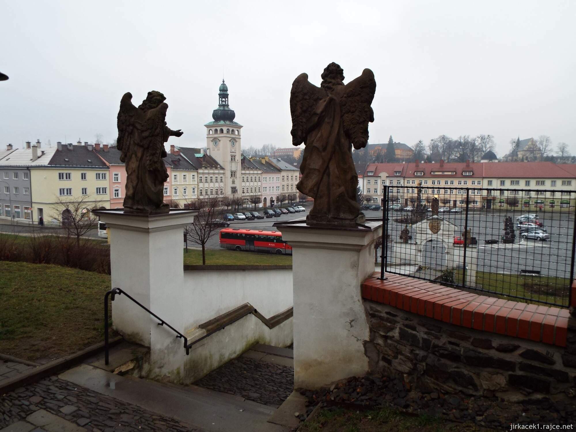 I - Fulnek - kostel Nejsvětější Trojice 12 - dvojice andělů v závěru schodiště a náměstí