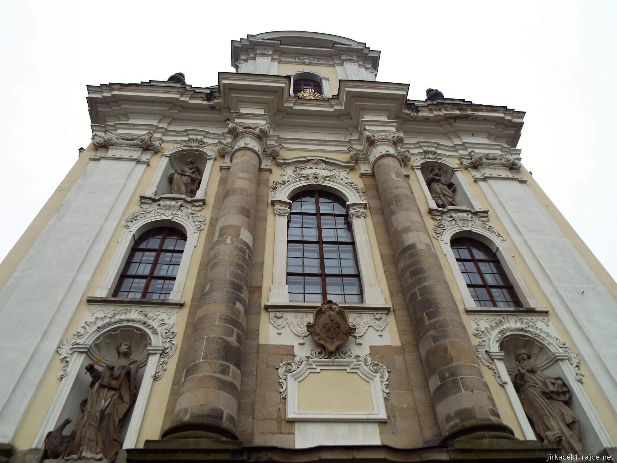 I - Fulnek - kostel Nejsvětější Trojice 23 - průčelí kostela se sochami 4 evangelistů