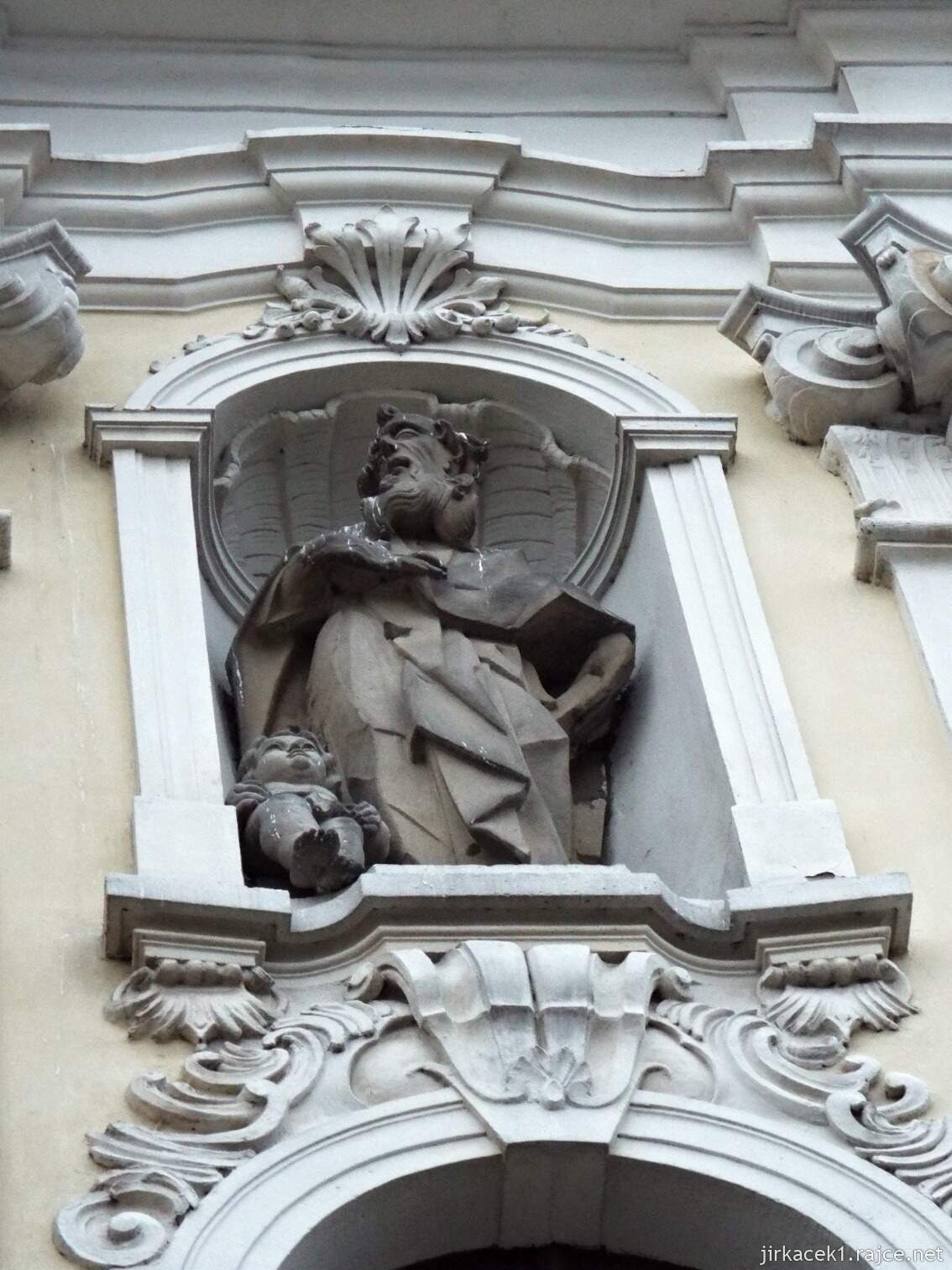 I - Fulnek - kostel Nejsvětější Trojice 27 - průčelí kostela - socha sv. Matouše