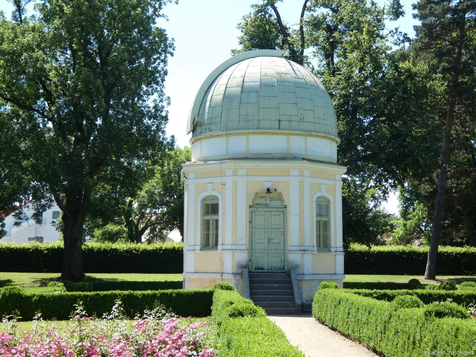 E - Holešov - zámek 086 - hvězdárna v zámeckém parku