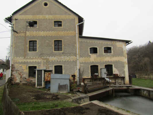Mlýn byl uváděn od r. 1678 jako panský. Od r. 1839 se majitelem stal Jan Liška. V r. 1911 došlo k výměně tří vodních kol za turbínu. V r. 1916 byla provedena rekonstrukce celého mlýna a mlýnská budova byla zvýšena o dvě patra. Budova byla pak zděná se 4 podlažími. Mlýn byl nuceně zastaven v r. 1953. V r. 1960 byl znárodněn. V restituci byl vrácen původnímu majiteli, který užívá obytnou část. V současnosti je u mlýna MVE.