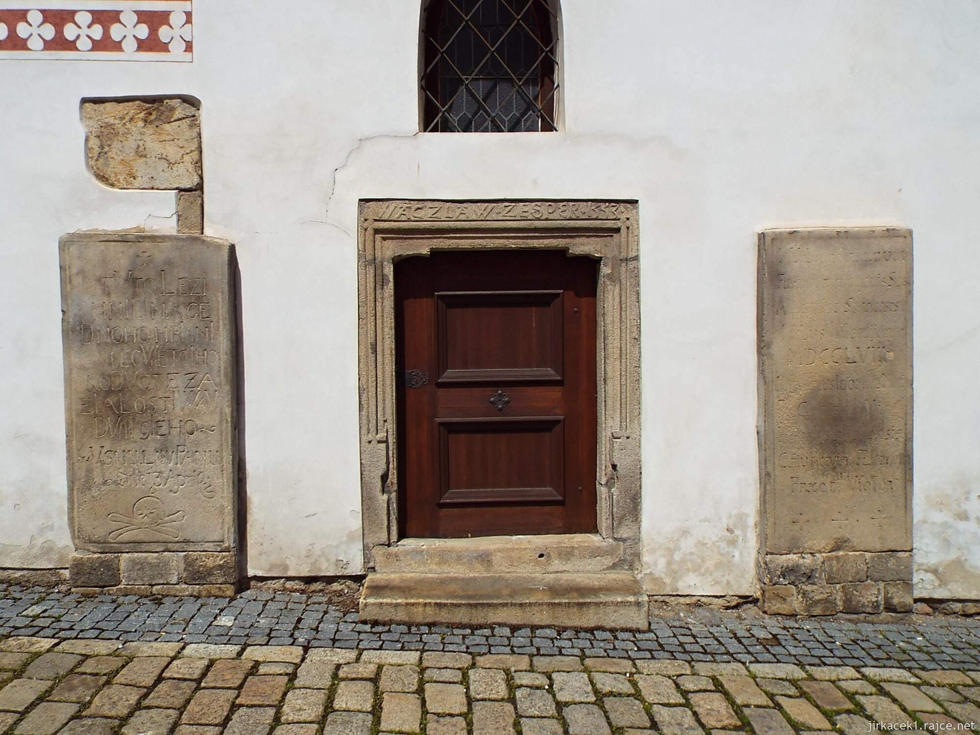 H - Pelhřimov - Kostel sv. Bartoloměje 04 - boční vchod a náhrobní desky ve zdi - nad vchodem jméno primátora ze Sper 1533