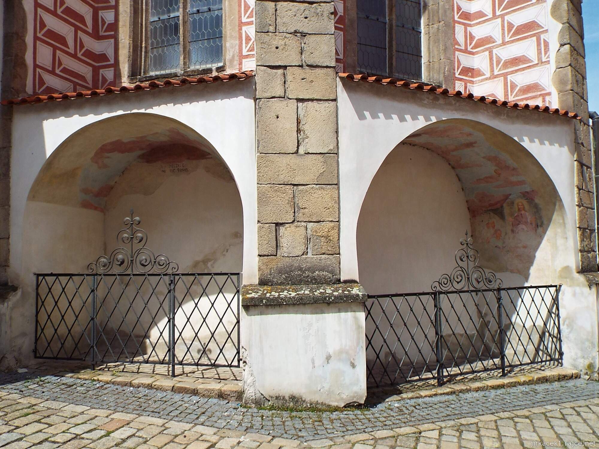 H - Pelhřimov - Kostel sv. Bartoloměje 05 - výklenky ve zdi s freskami Kalvárie