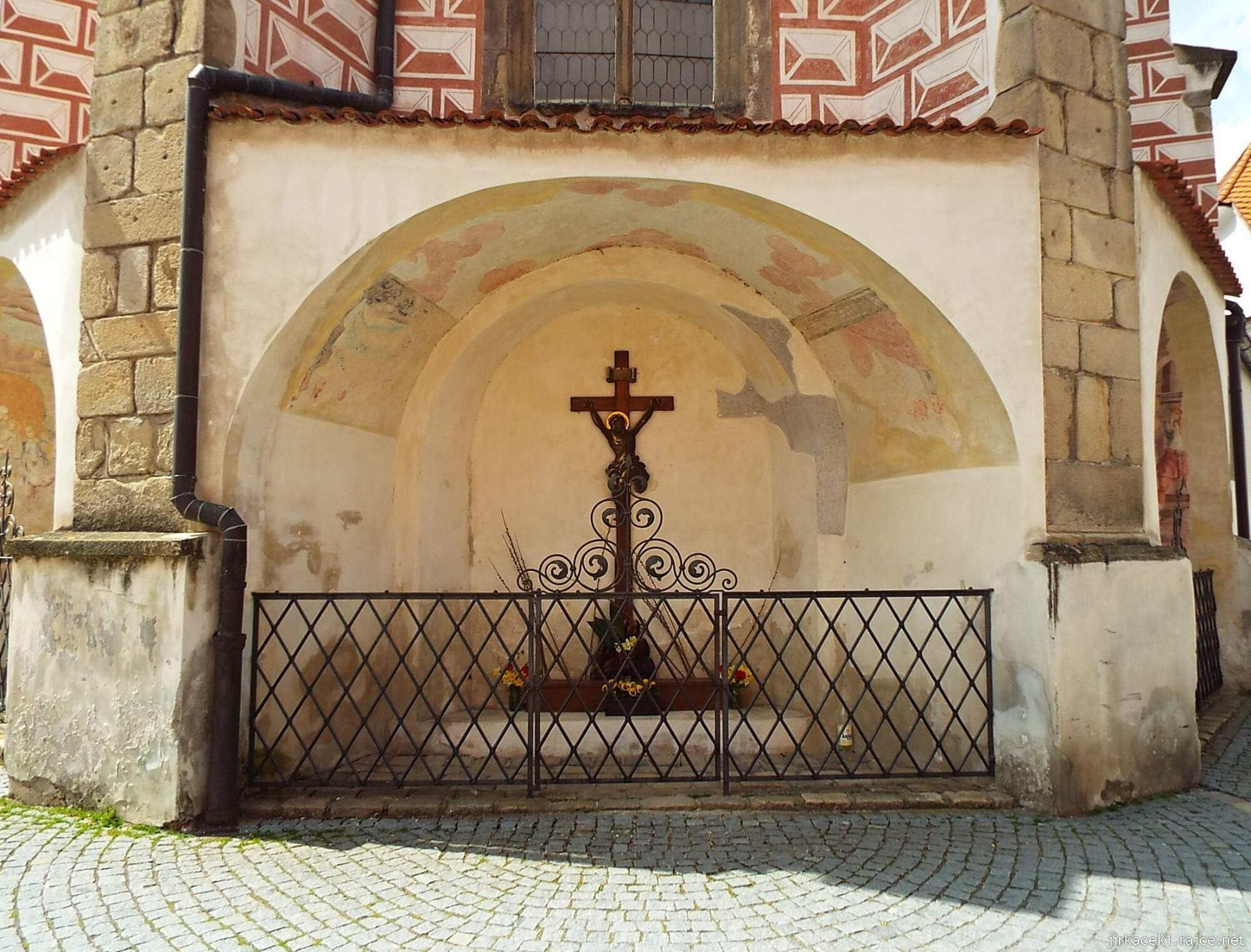 H - Pelhřimov - Kostel sv. Bartoloměje 06 - výklenky ve zdi s freskami Kalvárie