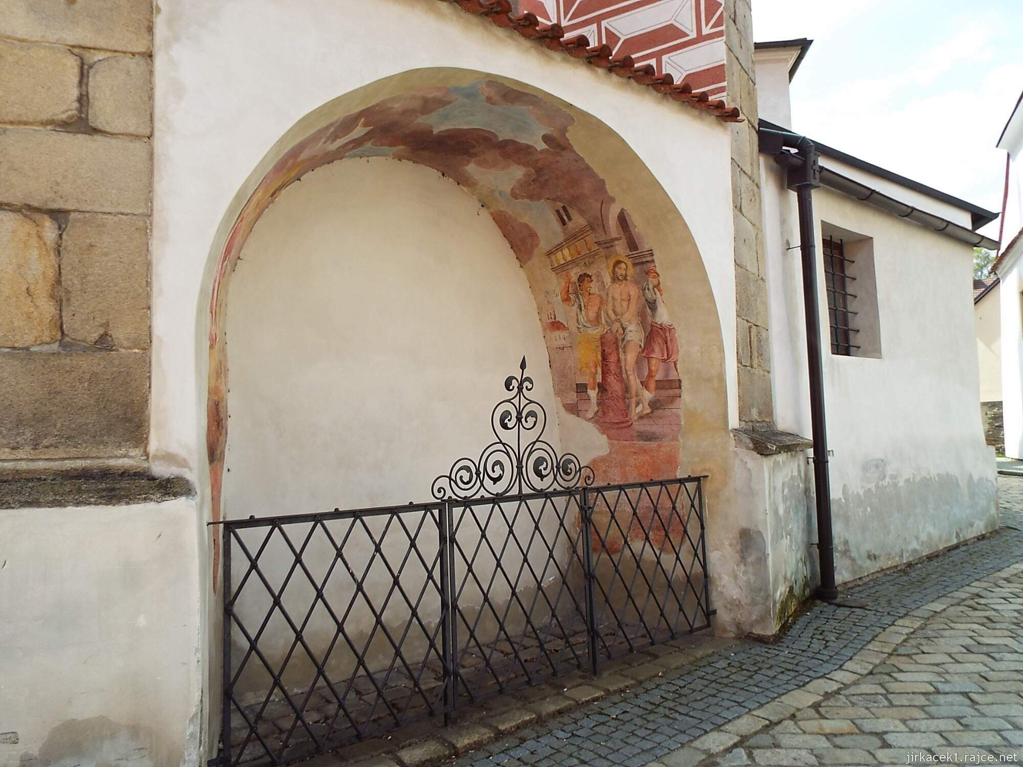 H - Pelhřimov - Kostel sv. Bartoloměje 07 - výklenky ve zdi s freskami Kalvárie