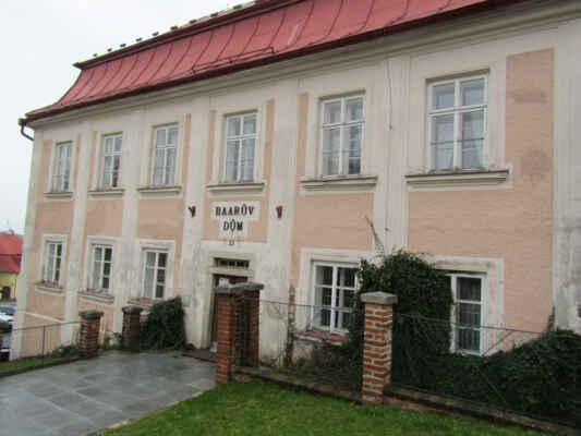 Baarův památník, pro který se vžil název Muzeum Jindřicha Šimona Baara, vznikl v roce 1926 na spisovatelovo přání. Expozici dnes tvoří dva samostatné celky. V přízemí se nachází expozice věnovaná historii Klenčí a v patře pak literární památník a Baarův byt.