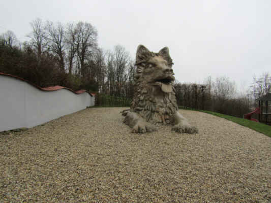 chodský pes - Betonová socha je se svými rozměry 3,8 x 8,1 metrů jednou z největších děl které sochař Michal Olšiak vytvořil. Dokončena byla v roce 2011. Zajímavostí je, že socha je dutá a skrz psí tlamu lze vykukovat ven.
Přidat fotku