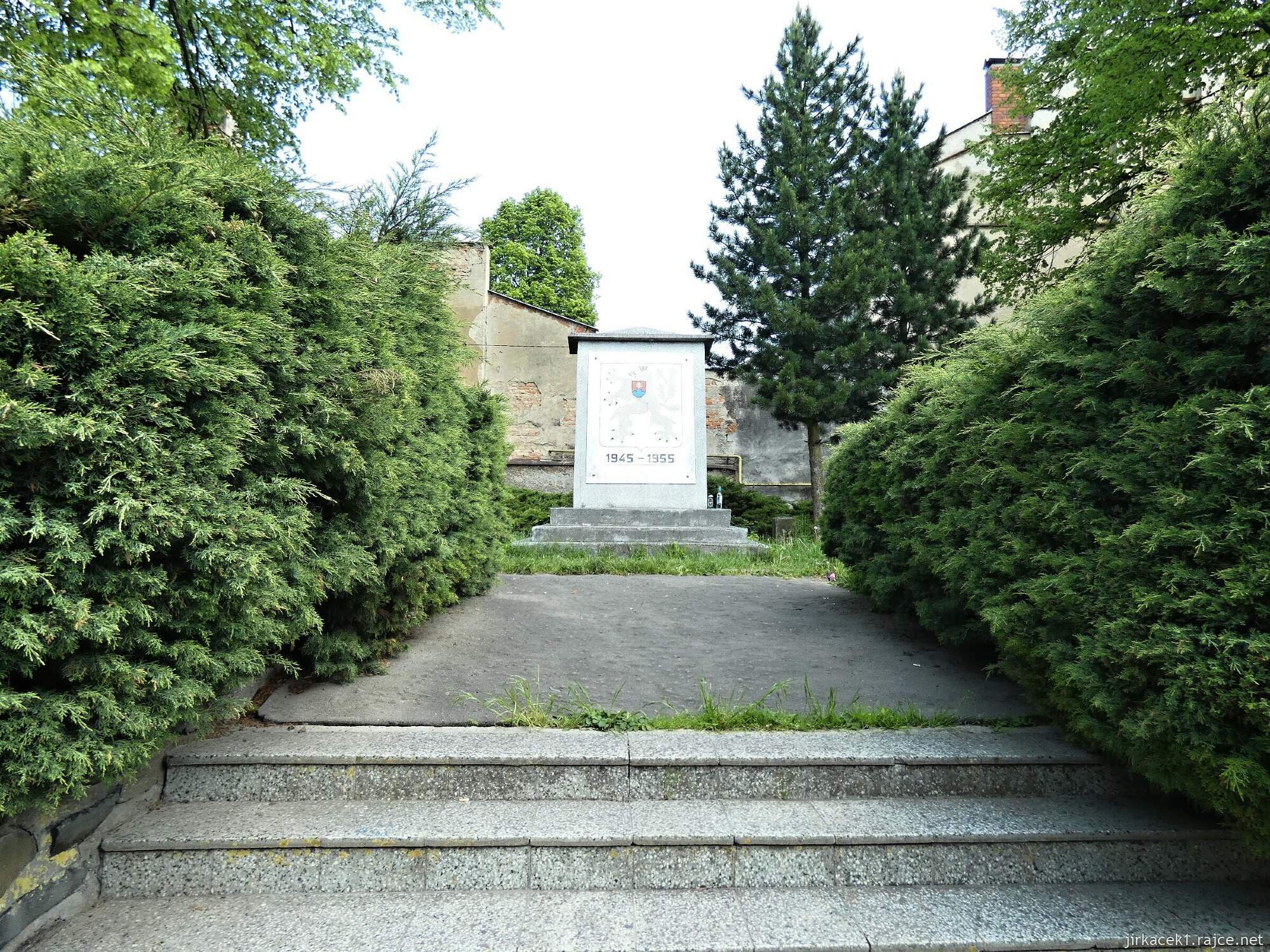 C - Budišov nad Budišovkou - Halaškovo náměstí 015 - Památník výročí konce druhé světové války