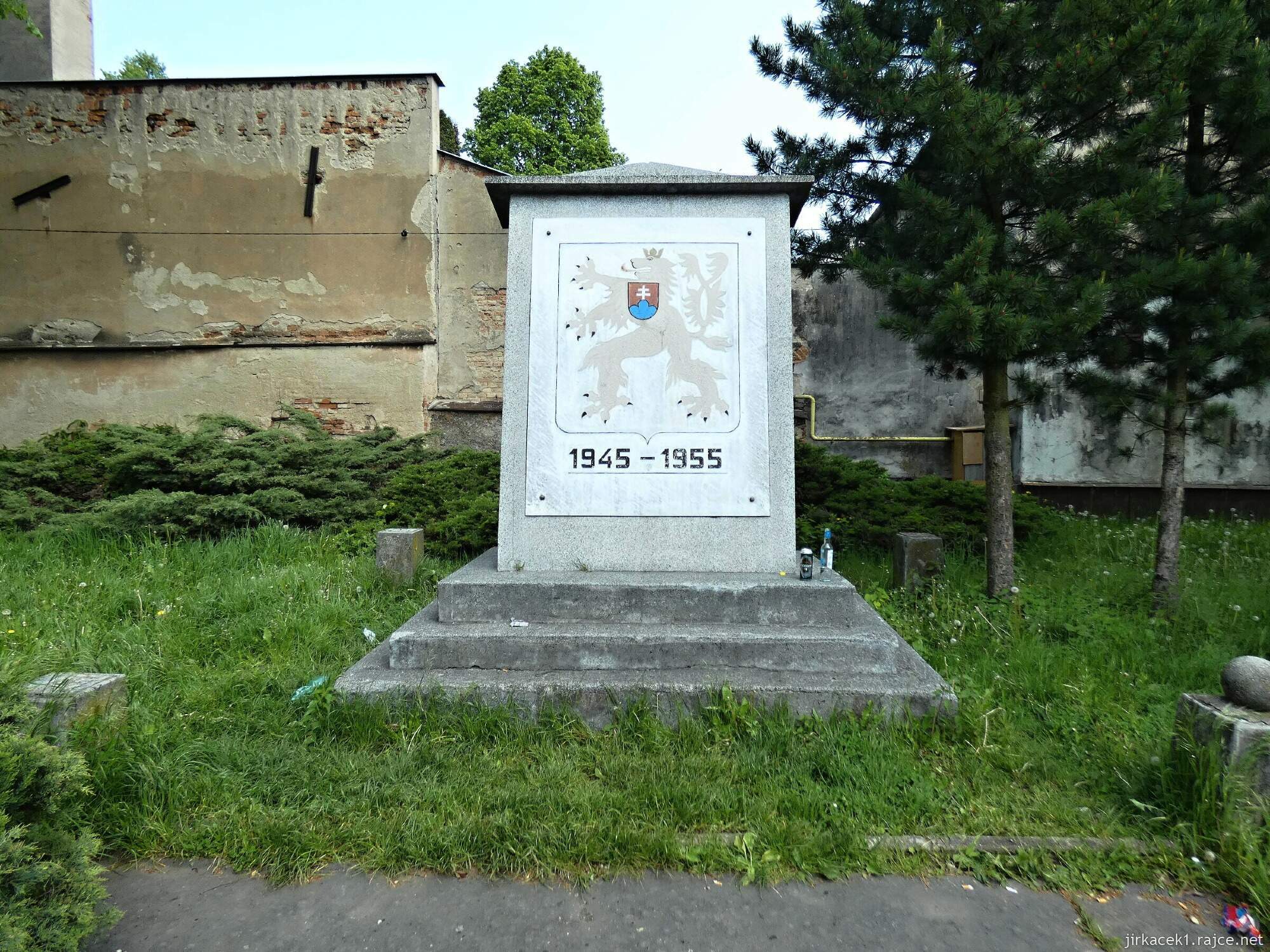 C - Budišov nad Budišovkou - Halaškovo náměstí 016 - Památník výročí konce druhé světové války