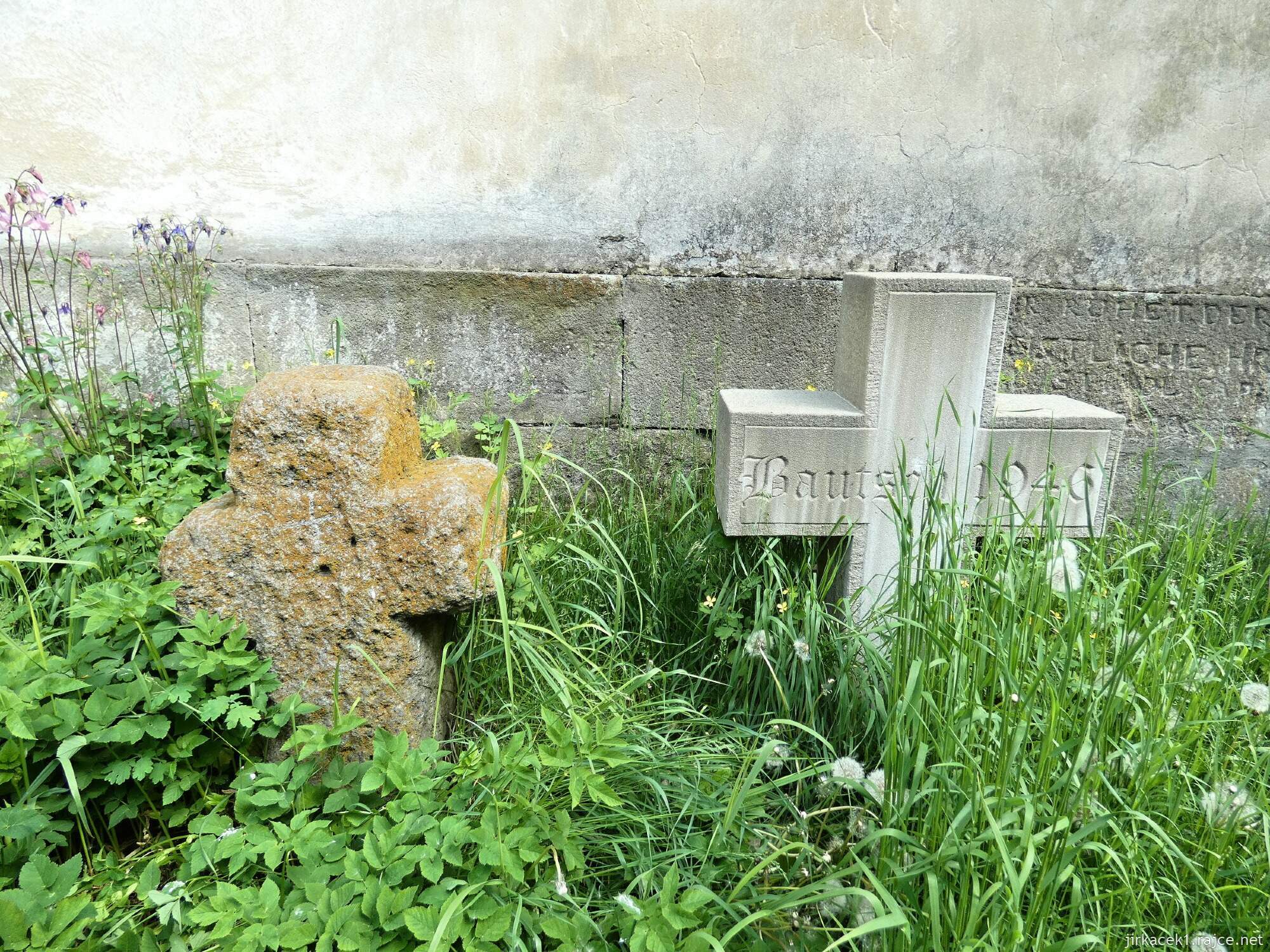 D - Budišov nad Budišovkou - kostel Nanebevzetí Panny Marie 031 - smírčí kámen