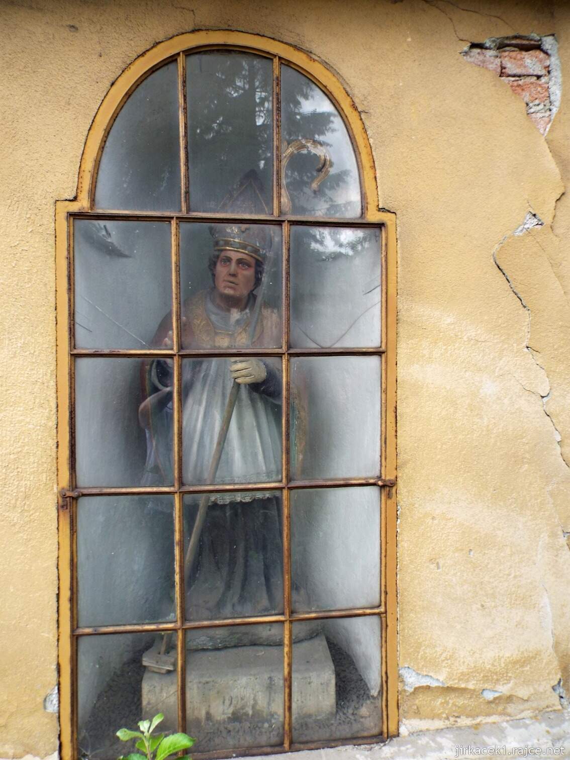 B - Huzová - Kostel sv. Jiljí 08 - socha svatého Mikuláše v nice