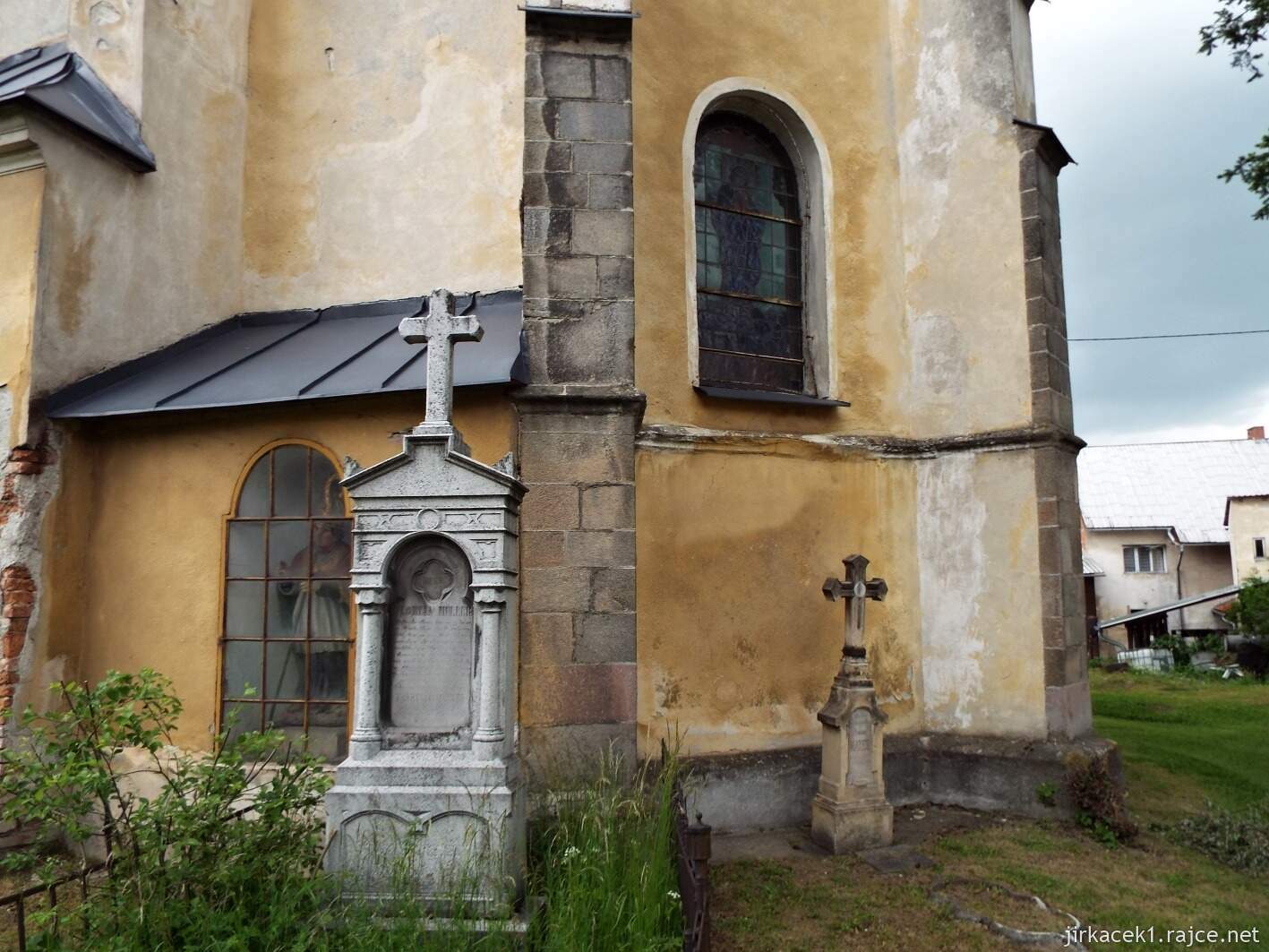 B - Huzová - Kostel sv. Jiljí 09 - pomníky u presbytáře