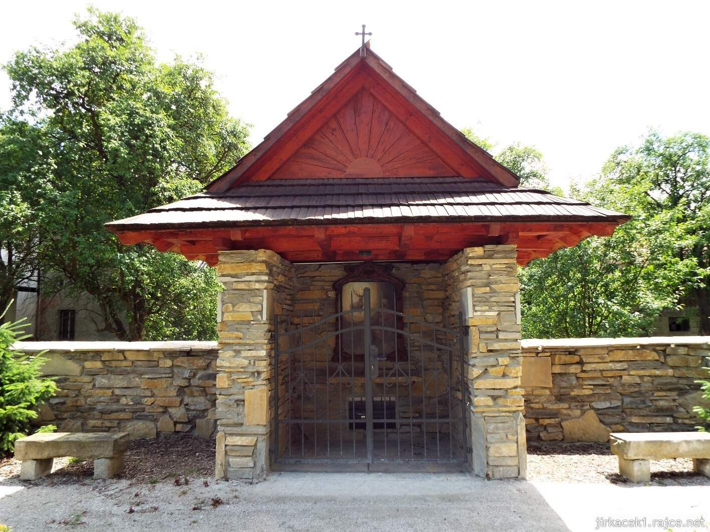 003 - Rožnov pod Radhoštěm - kostel Všech svatých 20 - kaple sv. Huberta