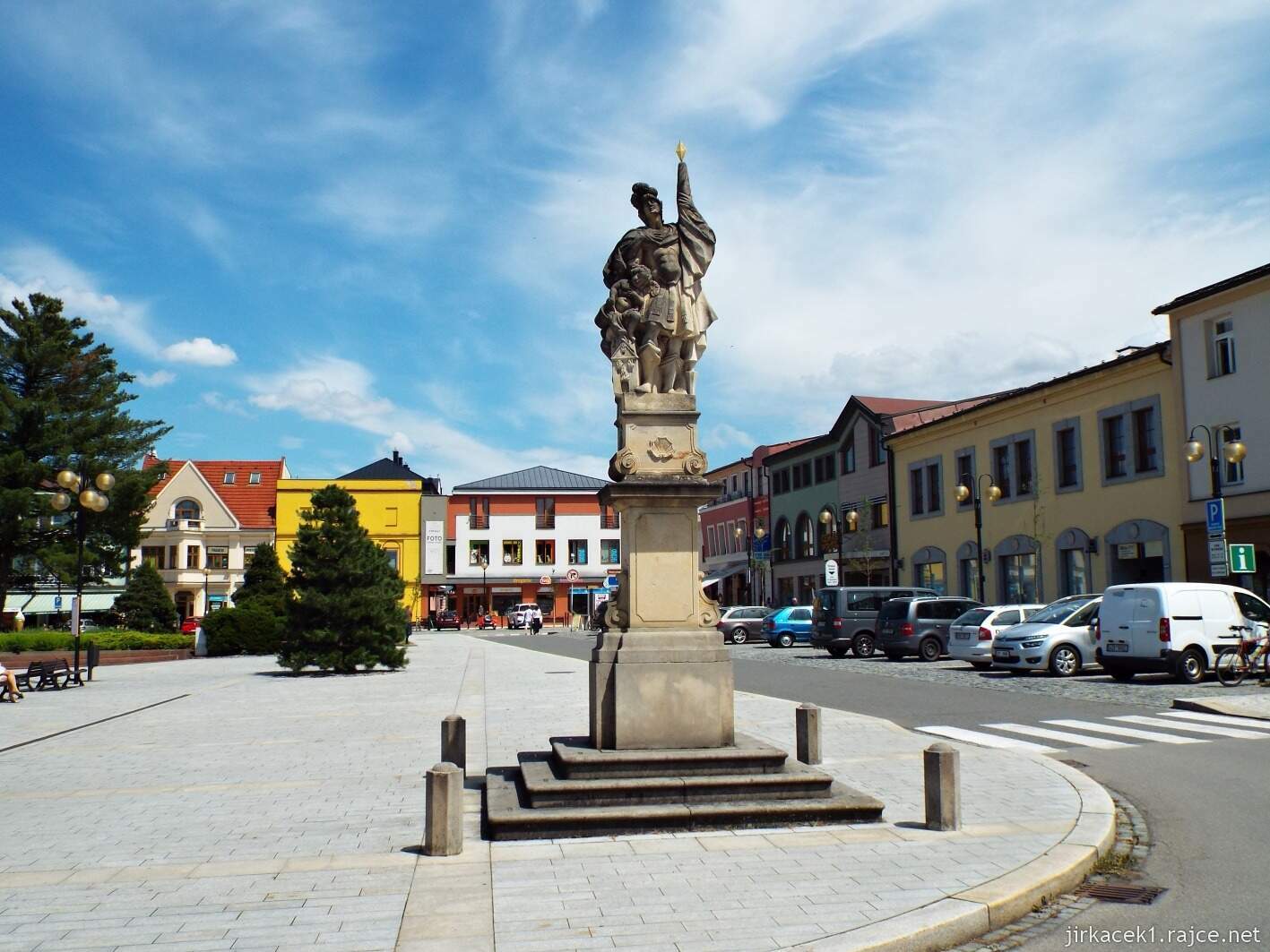 004 - Rožnov pod Radhoštěm - Masarykovo náměstí 04 - socha svatého Floriána