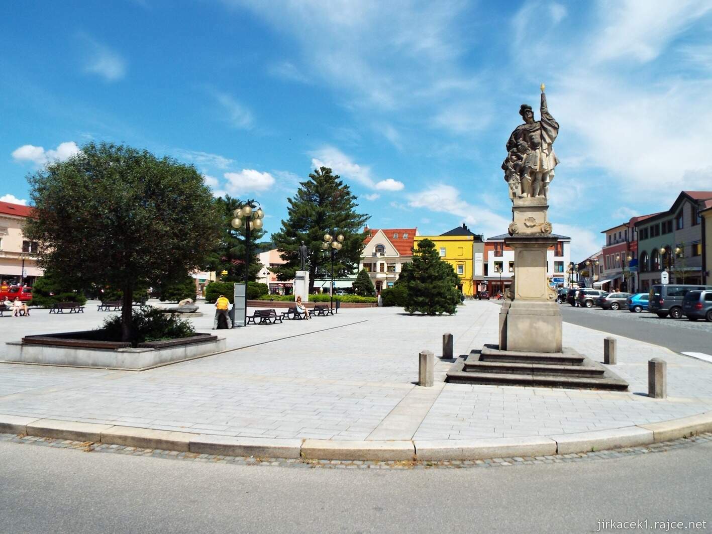 004 - Rožnov pod Radhoštěm - Masarykovo náměstí 05 - socha svatého Floriána