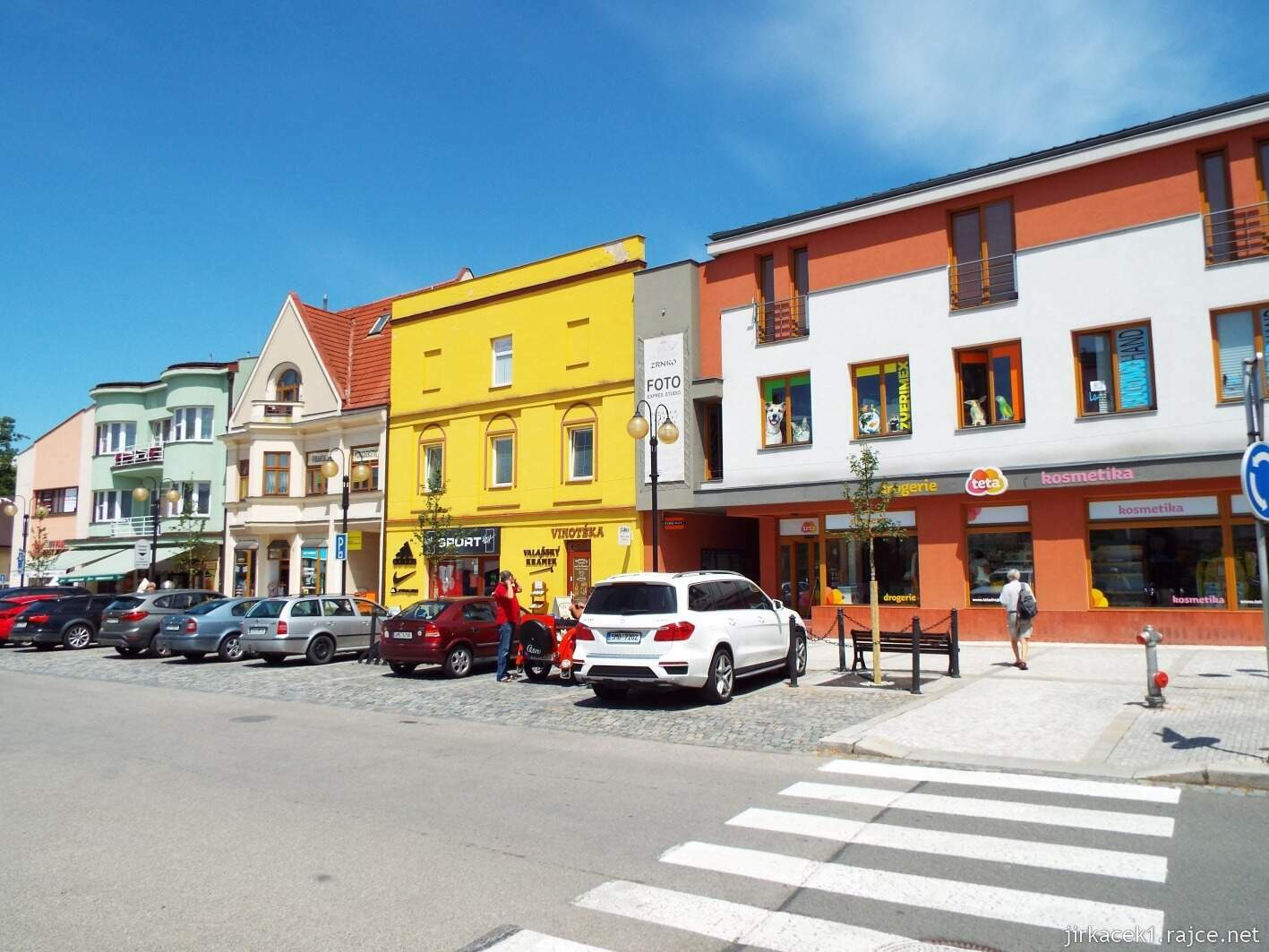 004 - Rožnov pod Radhoštěm - Masarykovo náměstí 13 - domy na náměstí