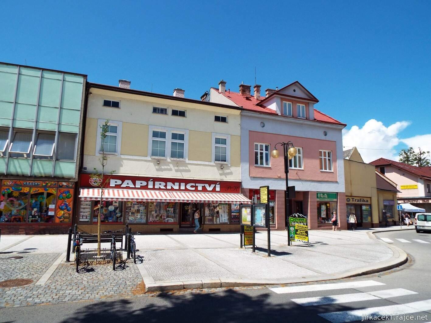 004 - Rožnov pod Radhoštěm - Masarykovo náměstí 16 - domy na náměstí