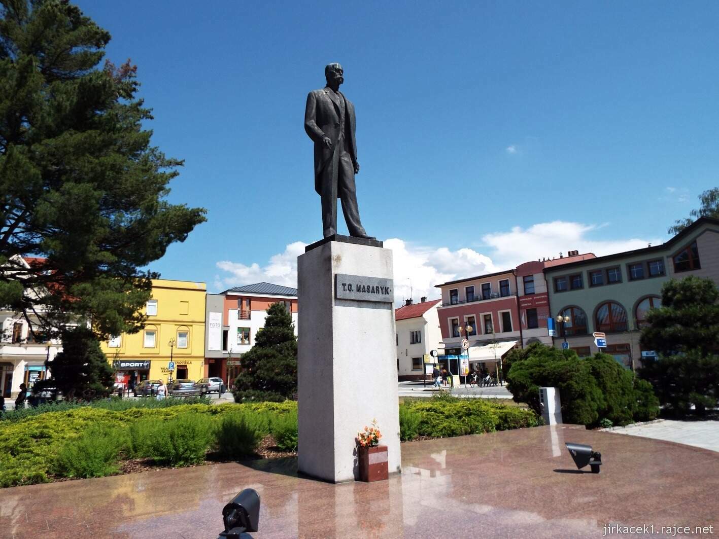 004 - Rožnov pod Radhoštěm - Masarykovo náměstí 18 - socha Tomáše Garika Masaryka