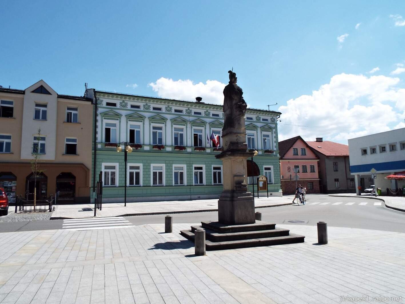 004 - Rožnov pod Radhoštěm - Masarykovo náměstí 21 - socha svatého Floriána a Městský úřad