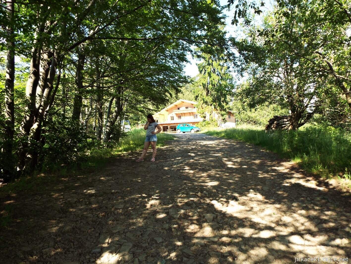 007 - Martiňák 13 - Zuzka u chaty