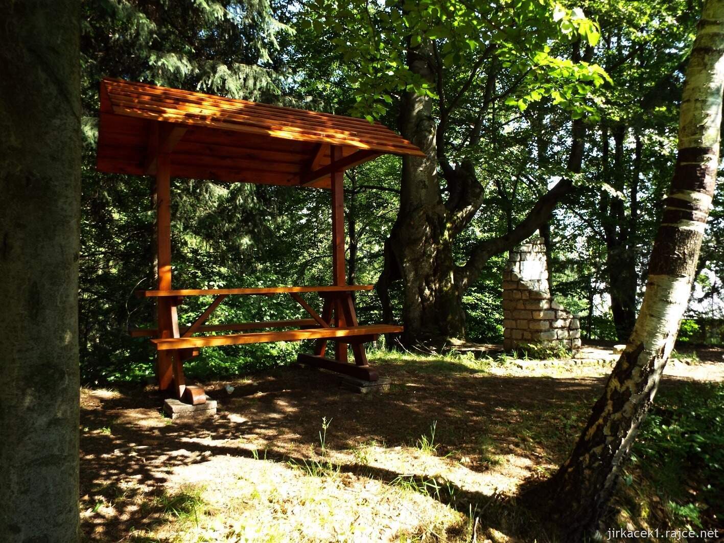 007 - Martiňák 26 - partyzánský pomník a altánek