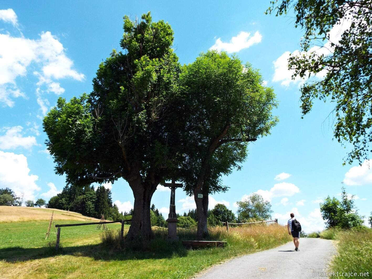 008 - Soláň 19 - cesta po hřebeni a NS - kříž s Kristem