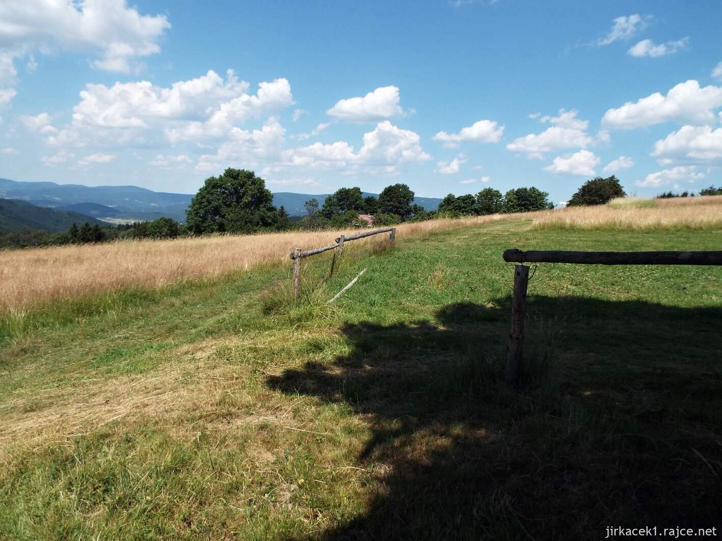 008 - Soláň 23 - cesta po hřebeni a NS - výhled od křížku