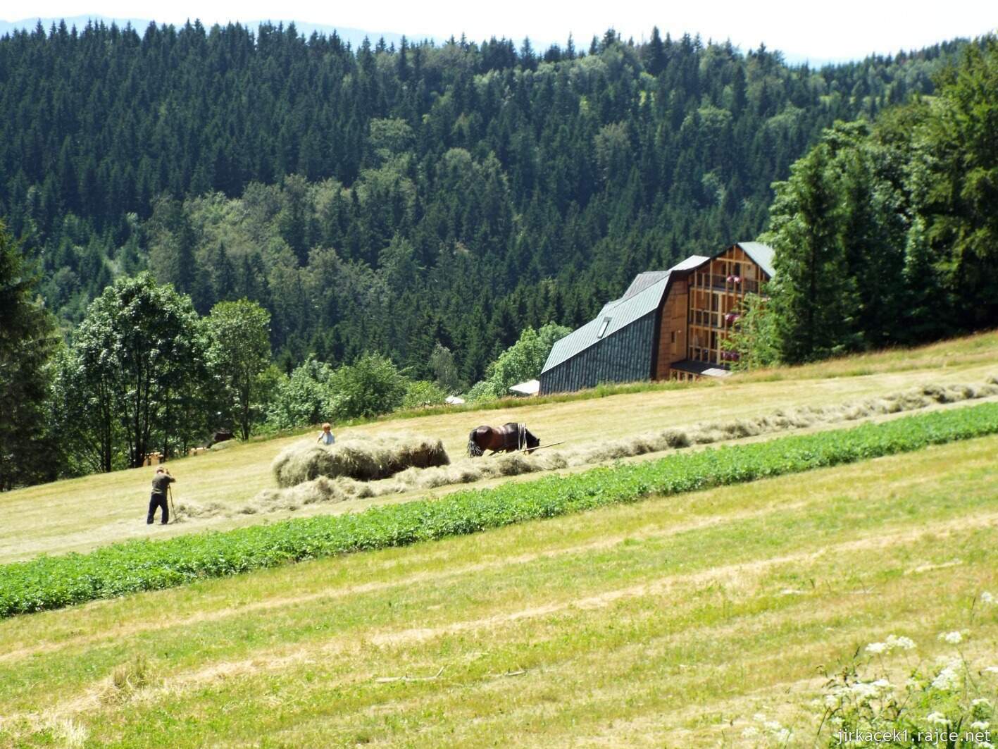 008 - Soláň 25 - cesta po hřebeni a NS - pracující na louce
