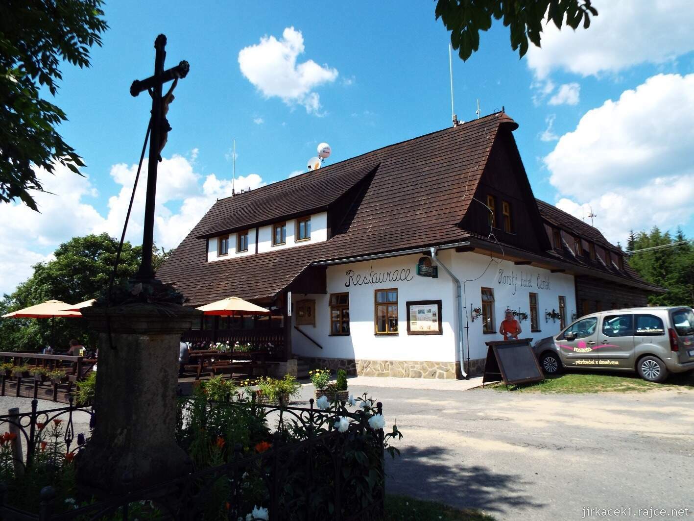 008 - Soláň 41 - cesta po hřebeni a NS - kříž a hotel Čarták