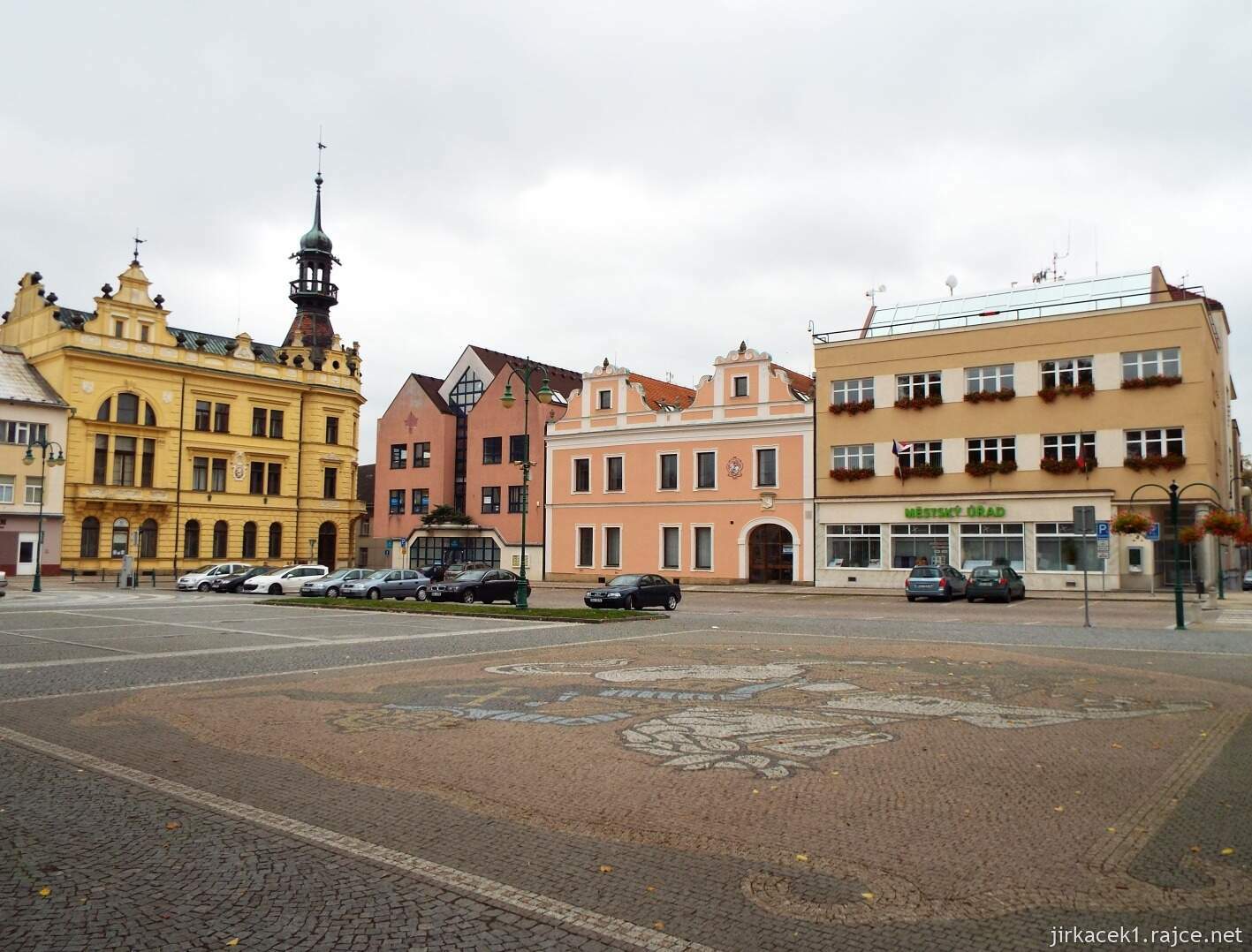 F - Vysoké Mýto - náměstí Přemysla Otakara II. - 19 roh náměstí se starou poštou vlevo a Panským domem vpravo