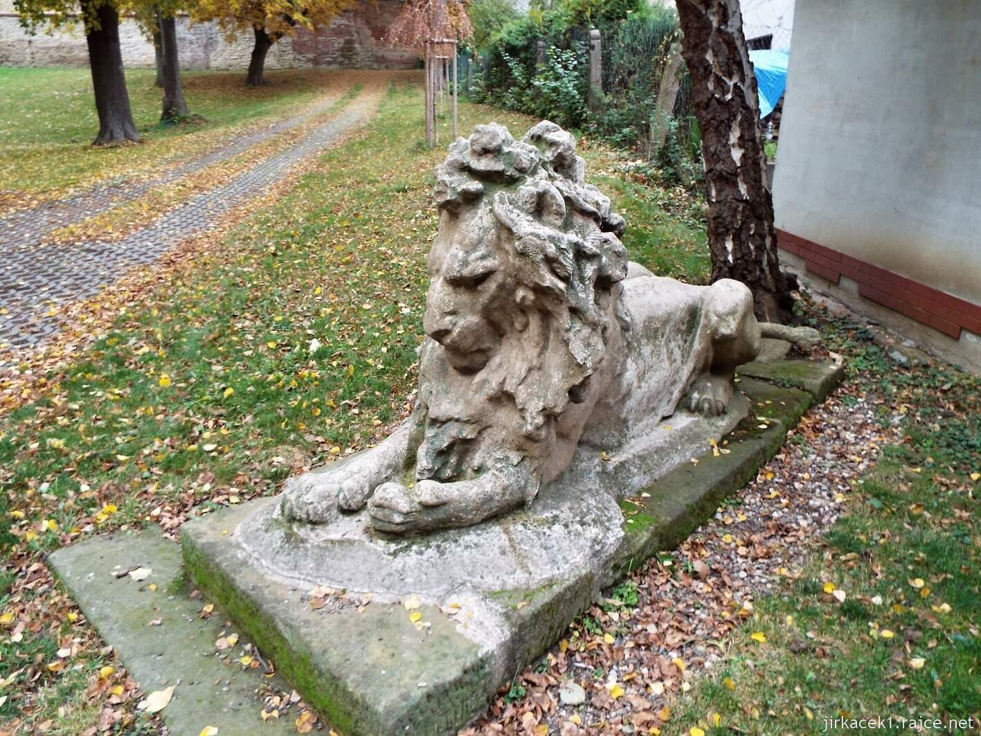 A - Vysoké Mýto - kostel Církve československé husitské 03 - lev před kostelem