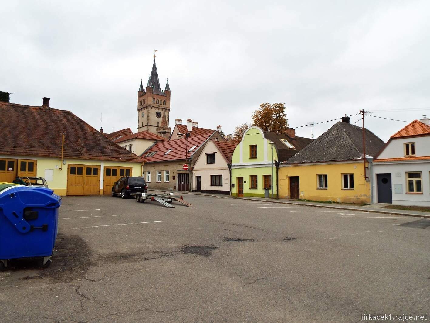 C - Vysoké Mýto - Tyršovo náměstí 10 - střed náměstí - vzadu Pražská věž