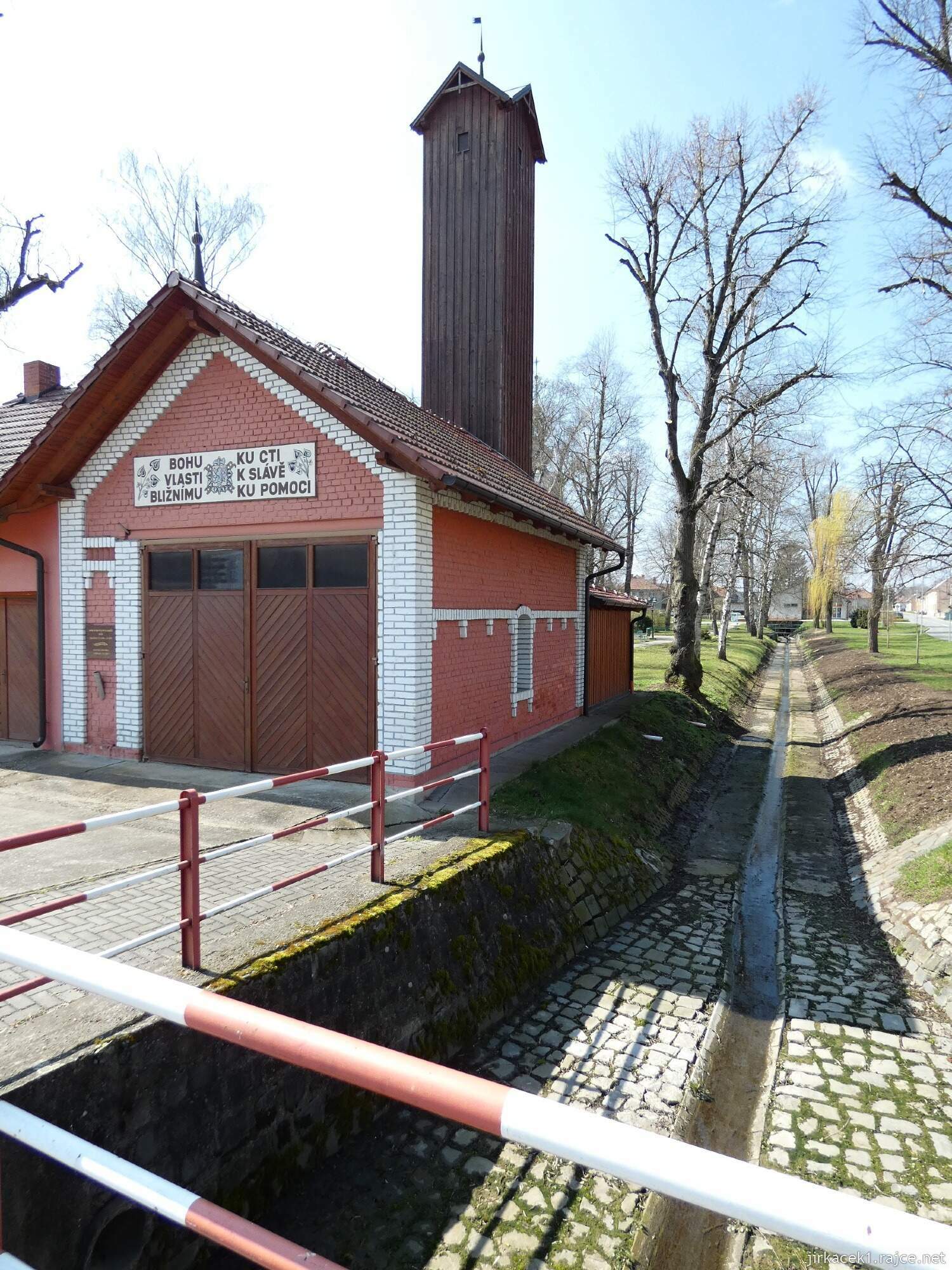 I - Pivín - Obecní úřad, pomník obětem 1.sv. války a hasičská zbrojinice 009