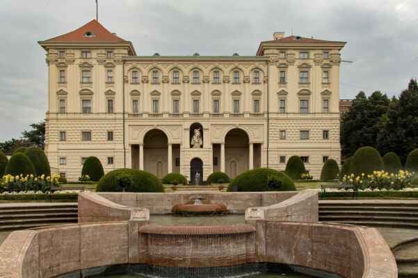 Pohled na Černínský palác ze zahrady
