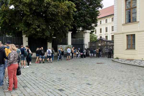 Fronta před vstupní kontrolou na Pražském hradě