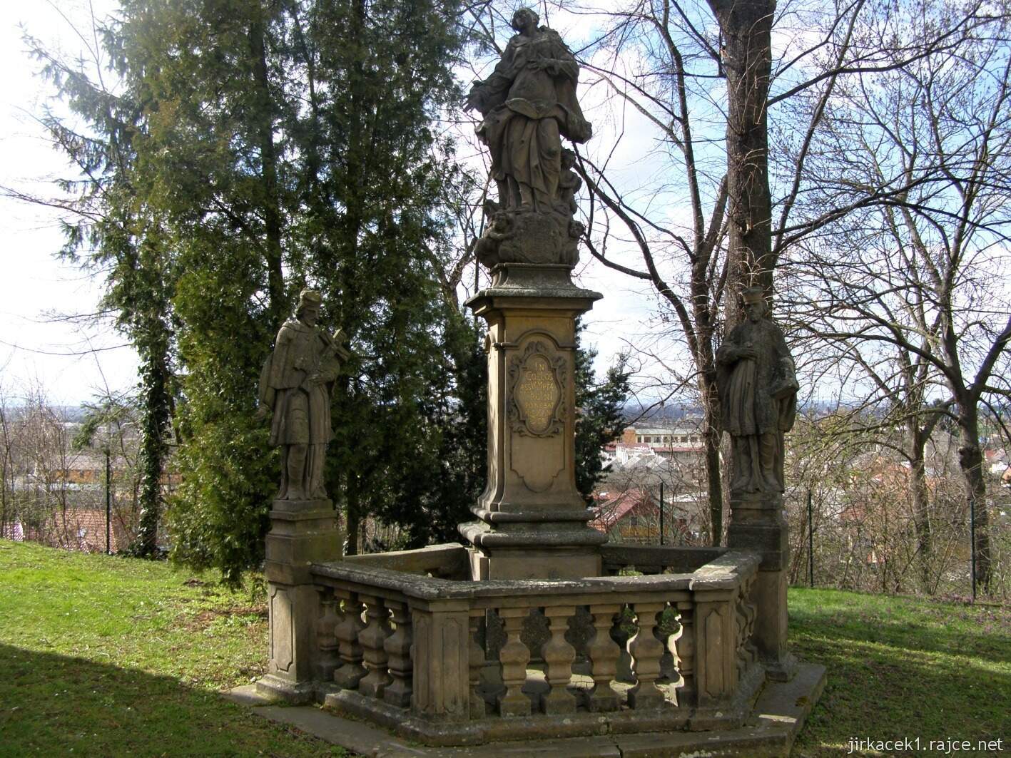 Velký Týnec - zámek 04 - sousoší Panny Marie vedle zámku