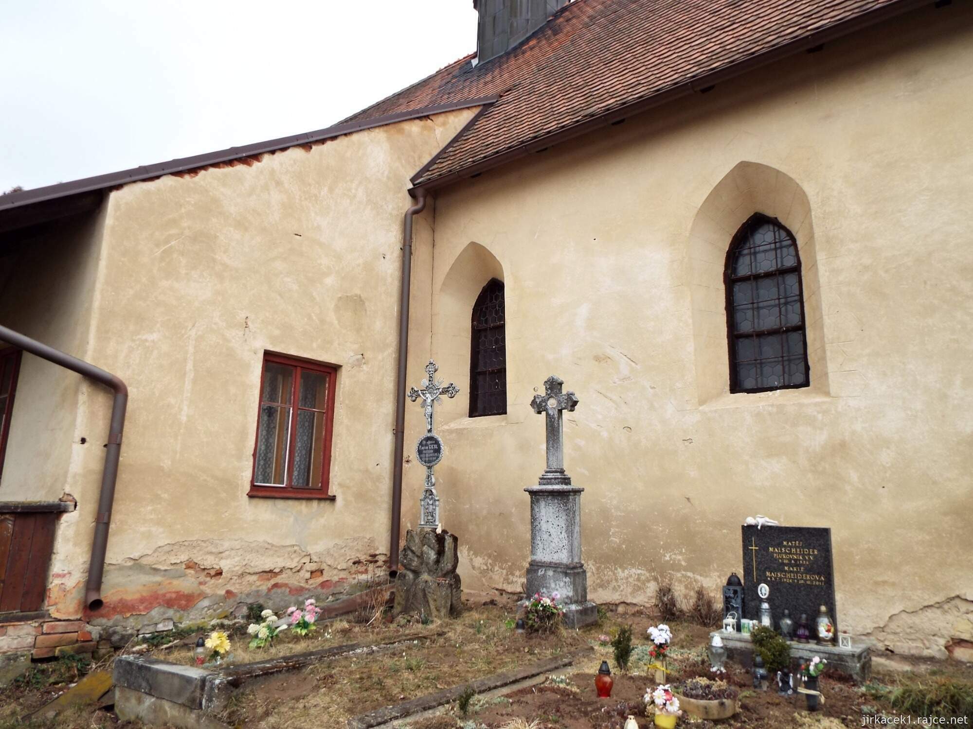 12 - Jevíčko - Kostel sv. Bartoloměje 14 - hroby u lodi kostela