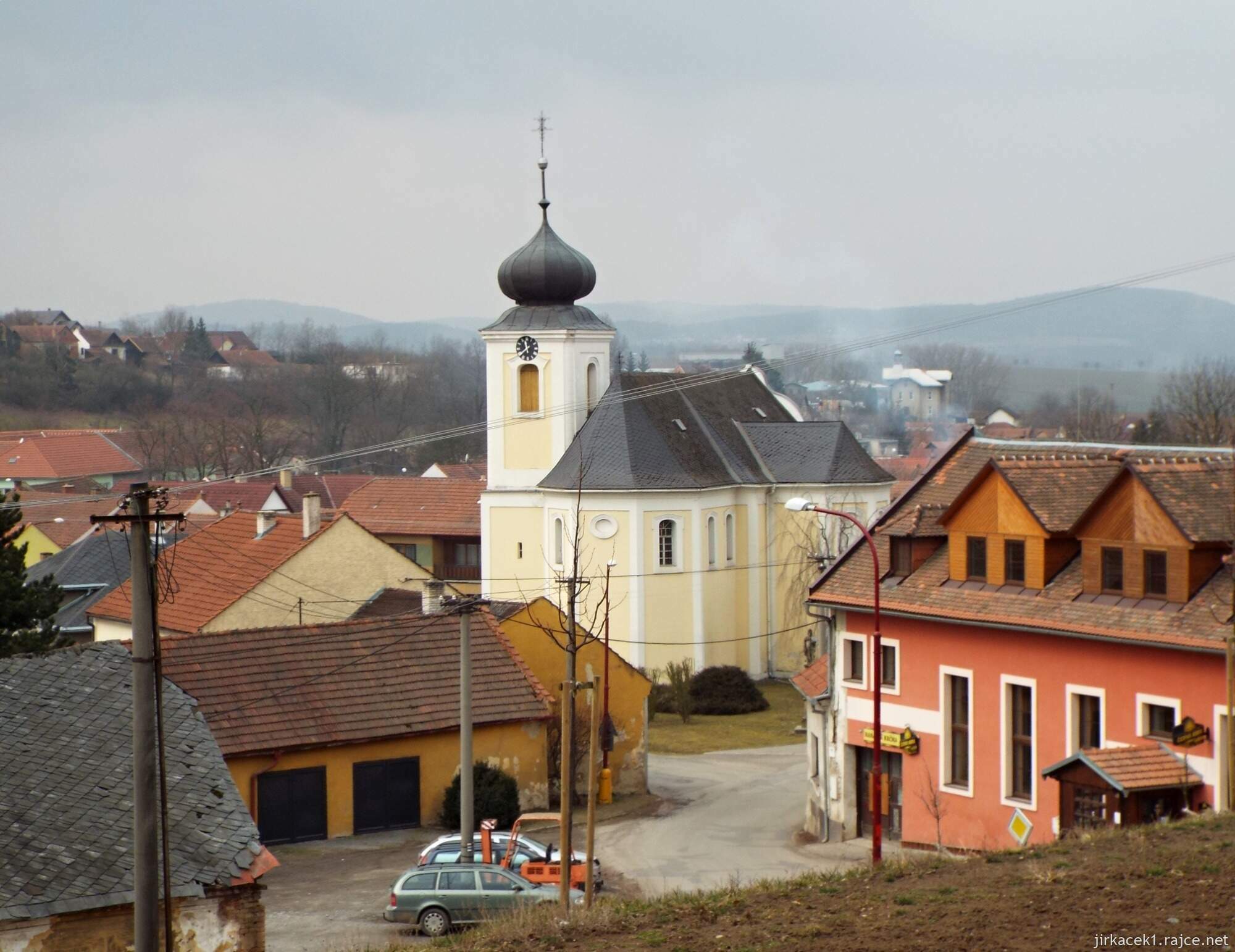 02 - Jaroměřice - Kostel Všech svatých 02 - pohled od zámku