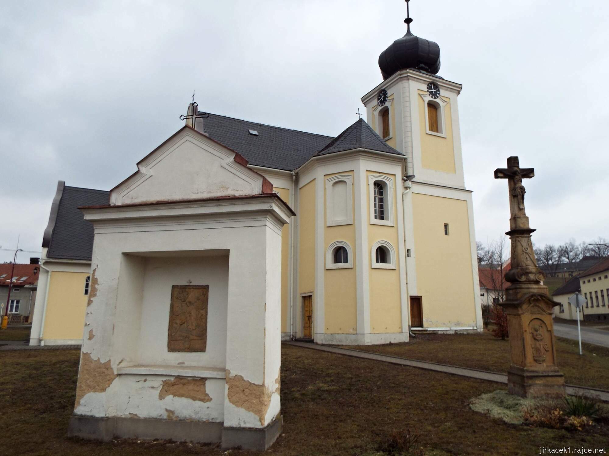 02 - Jaroměřice - Kostel Všech svatých 05 - začátek křížové cesty a kříž z roku 1819