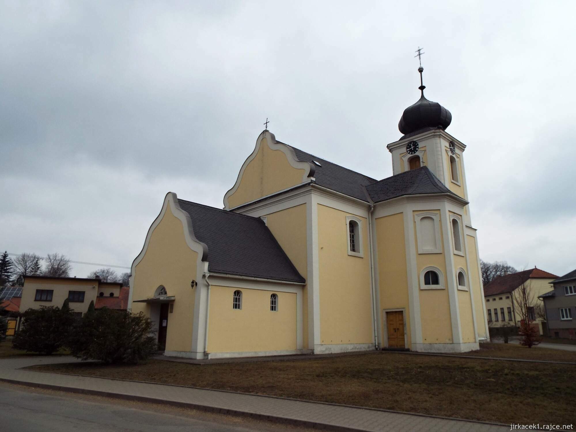 02 - Jaroměřice - Kostel Všech svatých 06 - celkový pohled