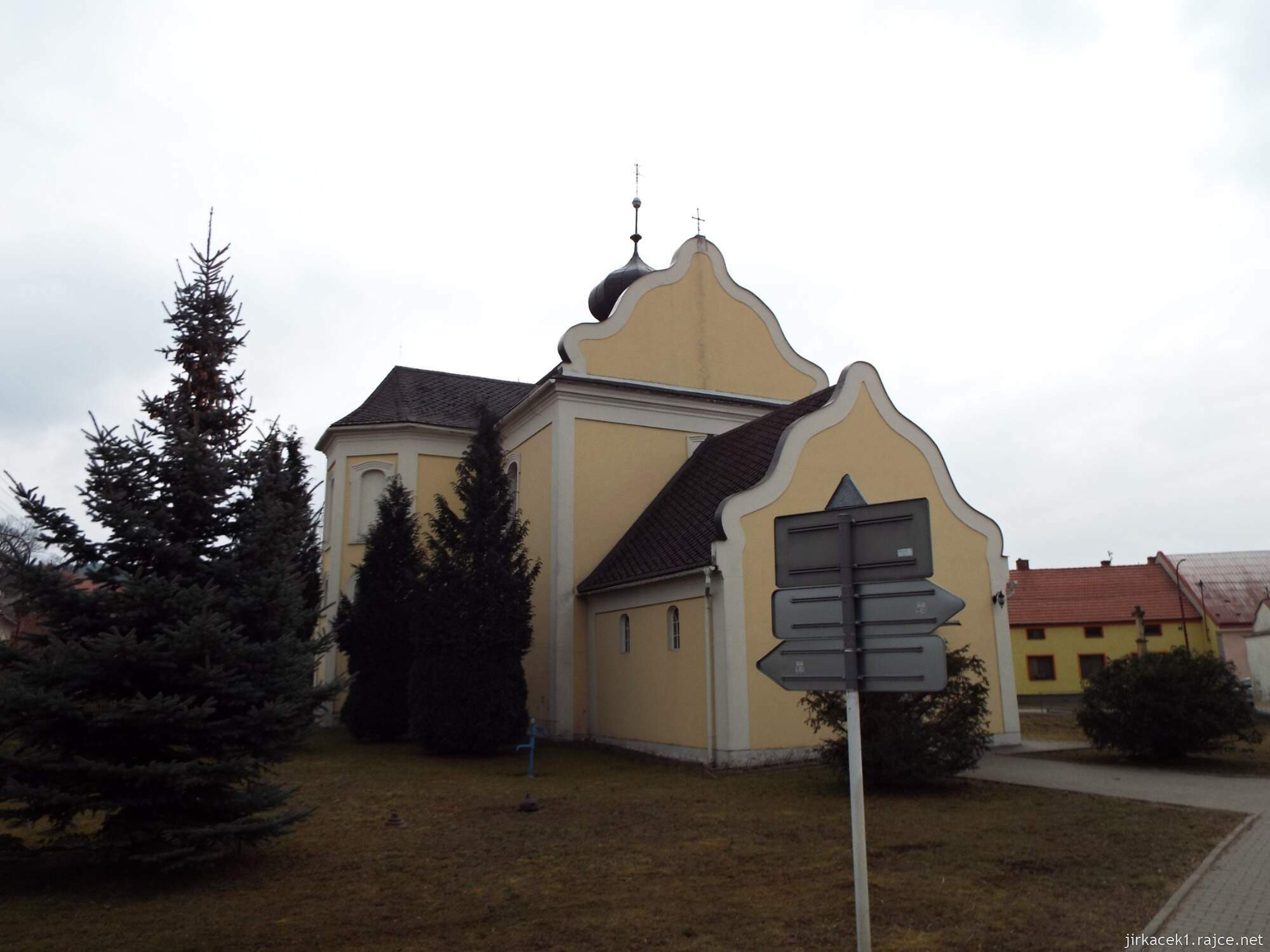 02 - Jaroměřice - Kostel Všech svatých 08 - čelní pohled
