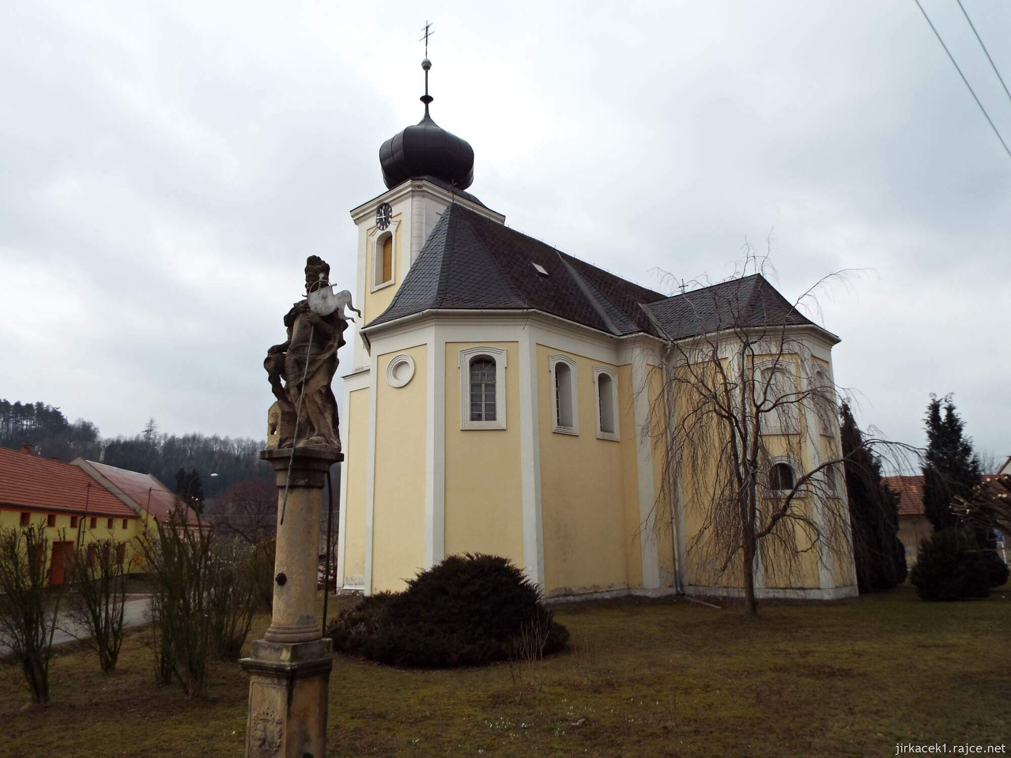 02 - Jaroměřice - Kostel Všech svatých 13 - zadní pohled a socha sv. Floriána