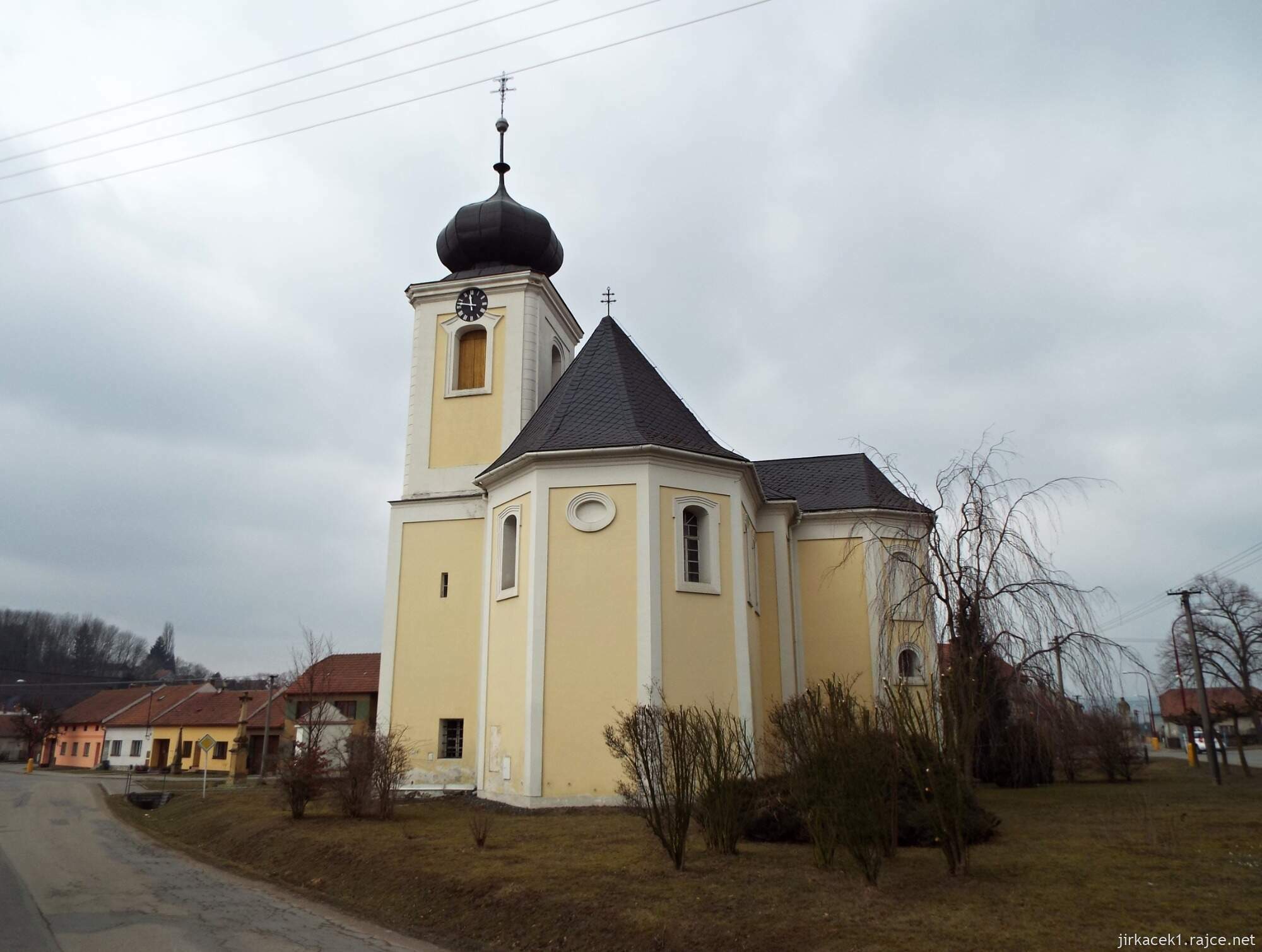 02 - Jaroměřice - Kostel Všech svatých 15 - zadní pohled