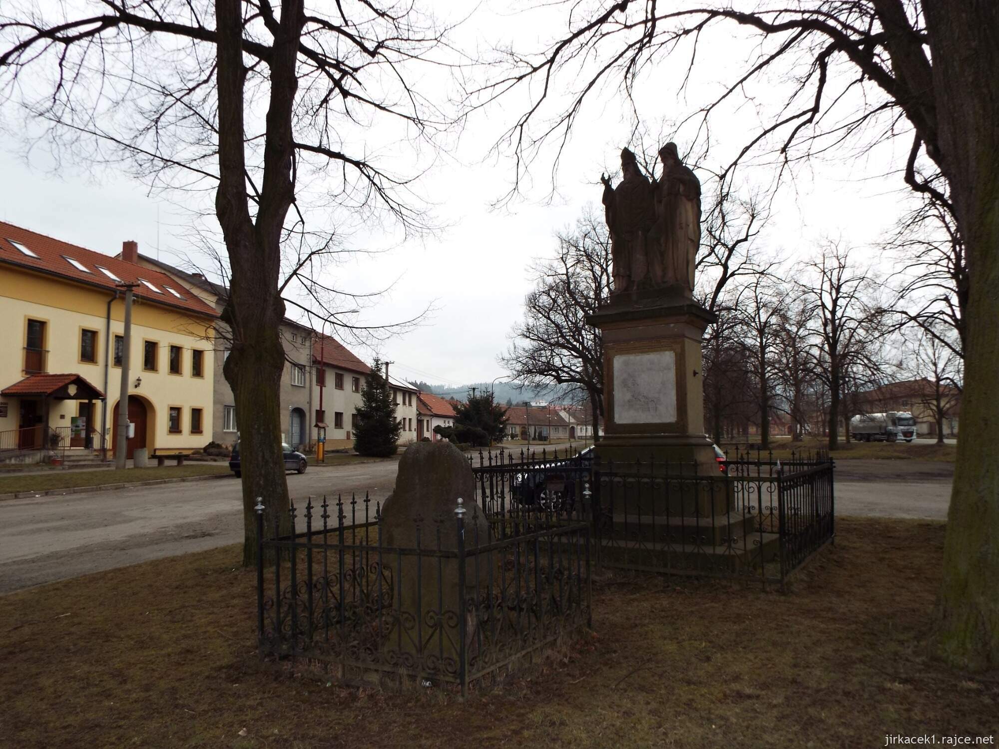 03 - Jaroměřice - Kalvárie 02 - cesta na Kalvárii - sousoší sv. Cyrila a Metoděje z roku 1885 a smírčí kříž na návsi