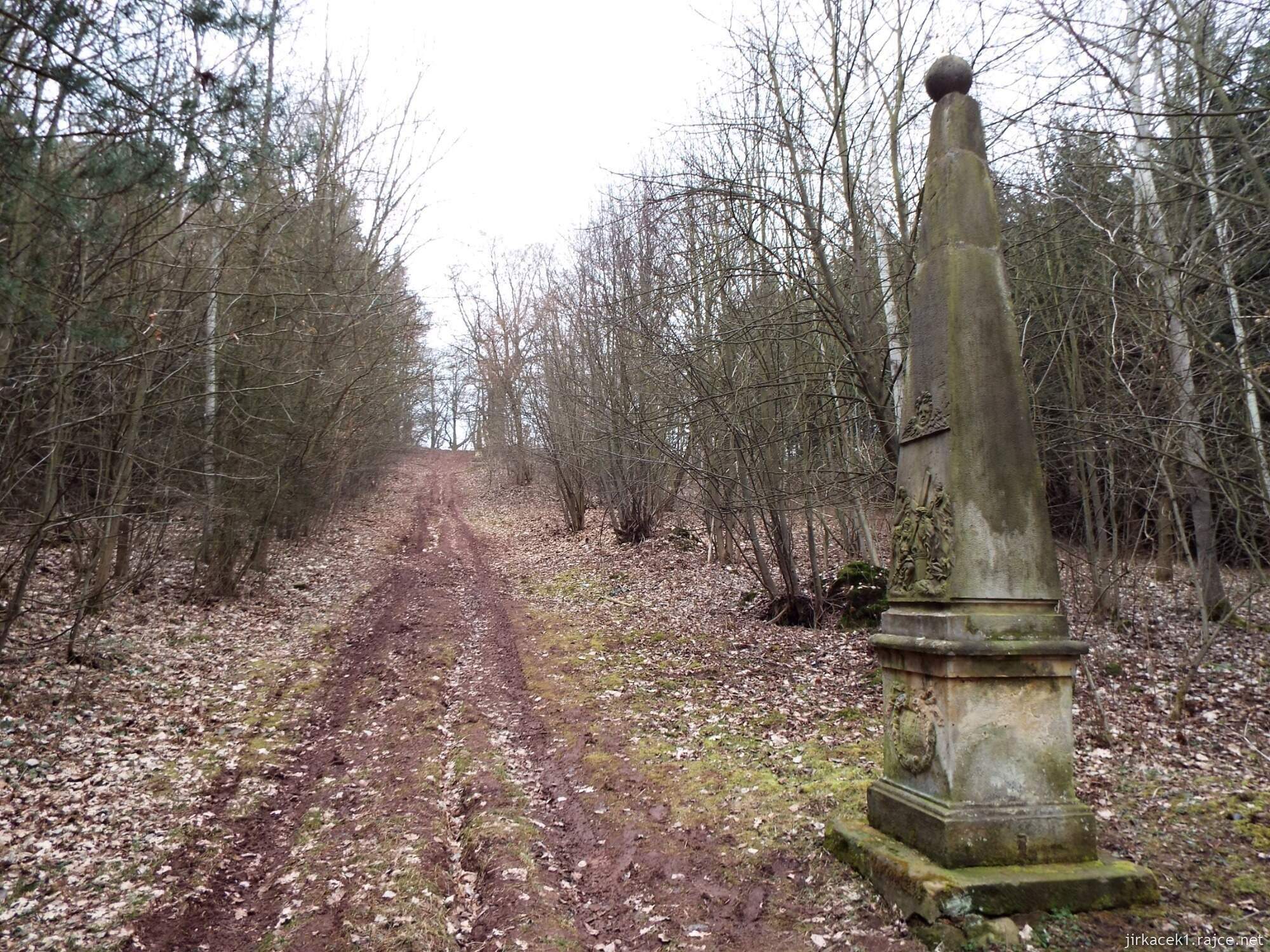 03 - Jaroměřice - Kalvárie 07 - cesta na Kalvárii - zastavení křížové cesty v prudkém stoupání